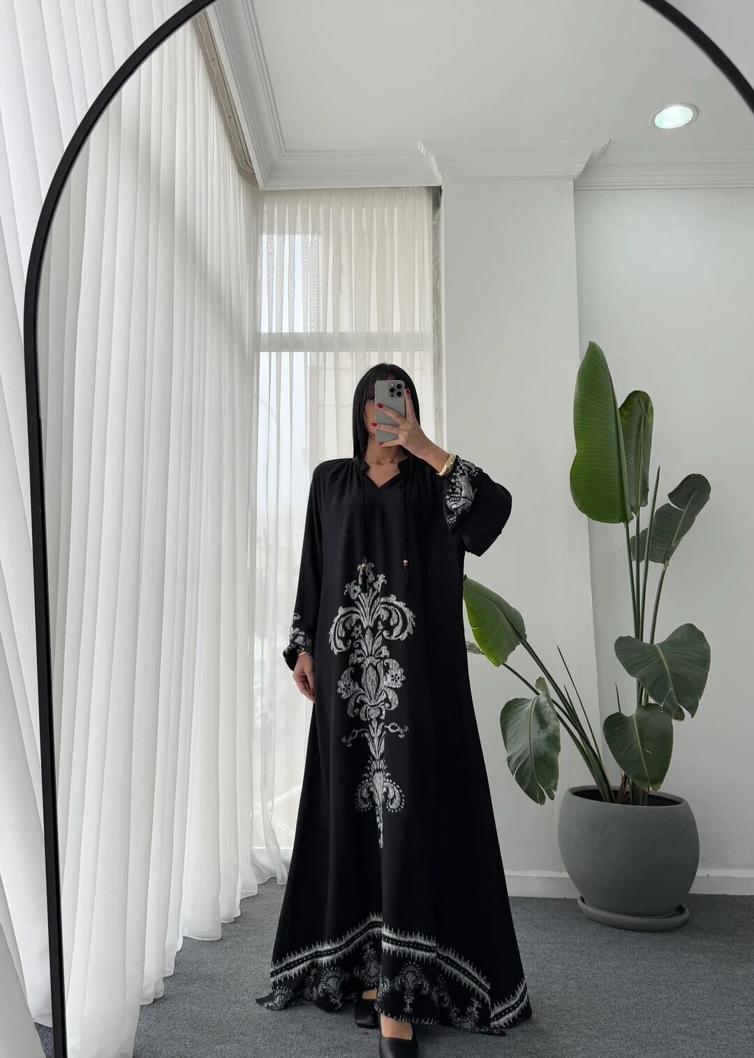 Abito lungo caftano nero con stampe bianche: elegante e fluido