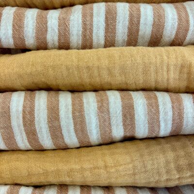 Schachtel mit 6 kleinen Servietten im Format 23 x 23 – Baumwollgaze in Weizenfarbe, karamellfarben gestreift