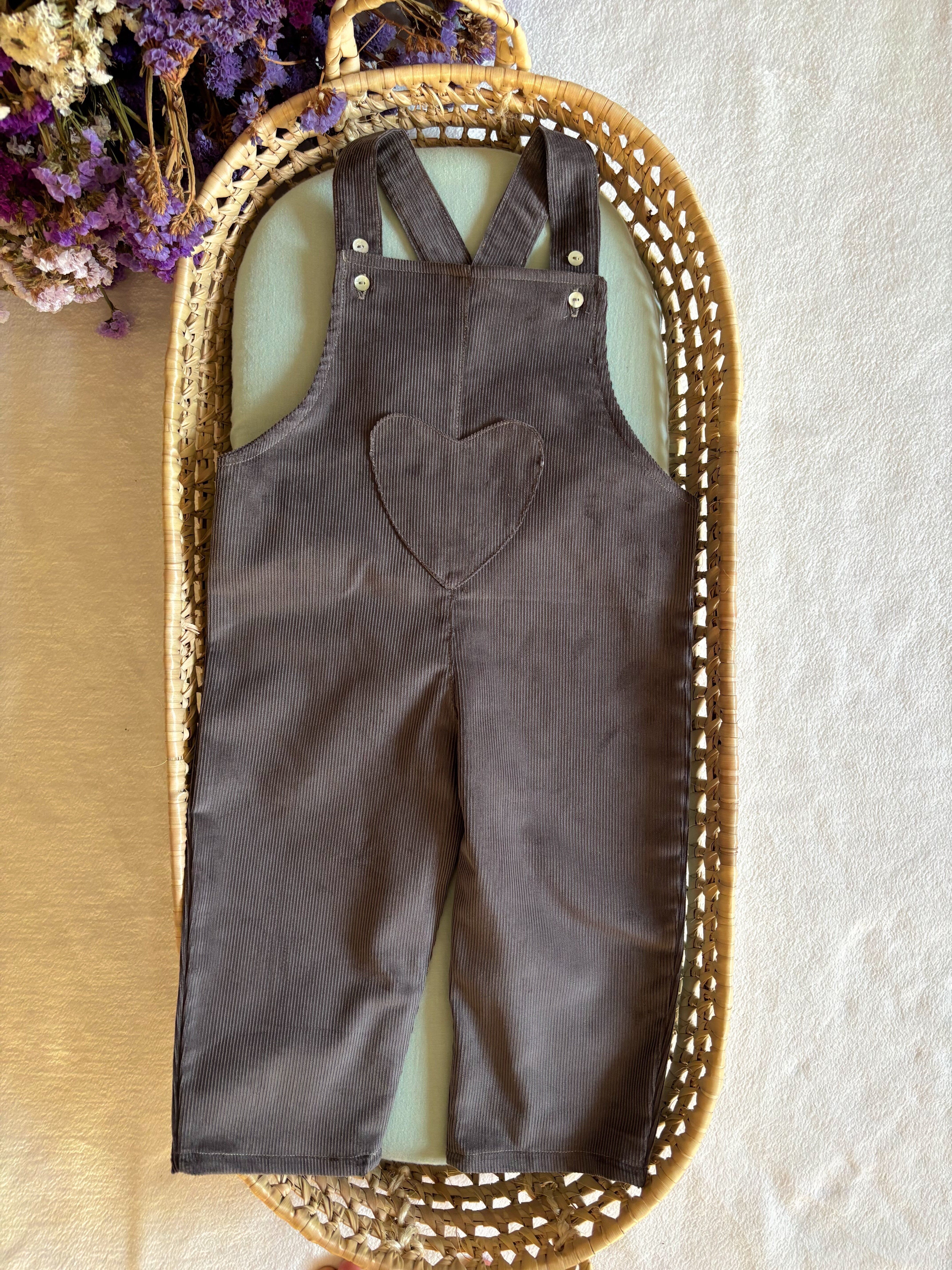 Tuta in velluto a coste grigio con dettaglio a cuore