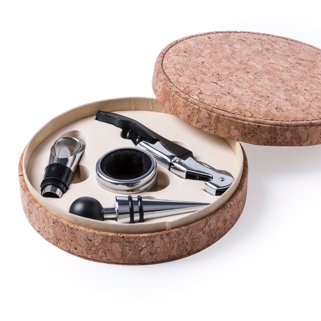 WINE SET OF ELEGANT CIRCULAR DESIGN WITH NATURAL CORK FINISHING. STAINLESS STEEL ACCESSORIES, INCLUDING DUAL LEVER CORKSCREW WITH CAPSULE CUTTER AND OPENER, STOPPER, DISPENSER AND DRIP STOP.PRESENTED IN AN INDIVIDUAL CASE WITH SOFT FOAM INSIDE