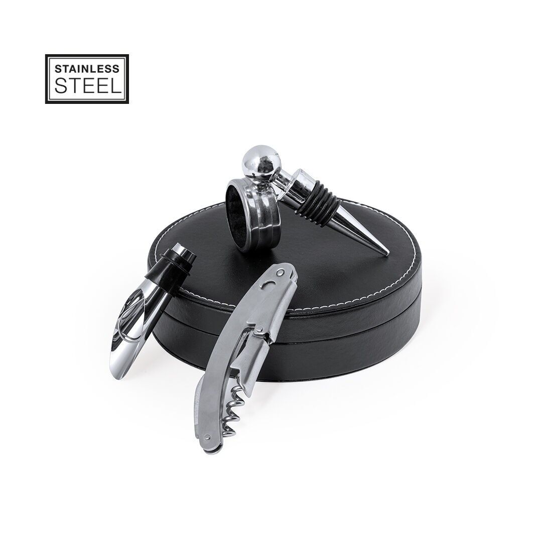 Set da vino dall'elegante design rotondo rifinito in pelle PU, con accessori in acciaio inossidabile. Include un cavatappi a 2 leve con tagliacapsule, un tappo, un dosatore e un salvagoccia.