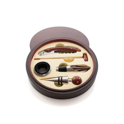 Set da vino dall'elegante design circolare con finitura in legno naturale. Accessori in acciaio inox e legno. Include cavatappi con tagliacapsule e apriscatole, tappo, erogatore, dispositivo antigoccia e termometro. Presentato in un caso individuale.