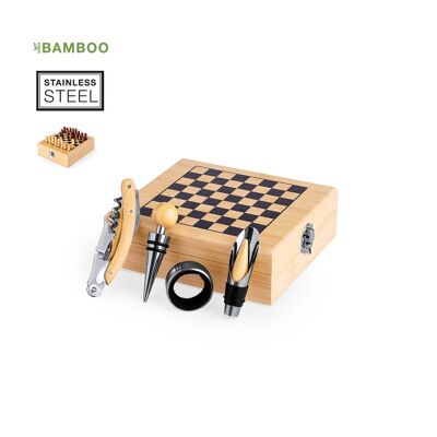 Esclusivo set da vino per scacchi, pezzi inclusi, rifinito in bambù naturale. Con chiusura di sicurezza e accessori in acciaio inox e bambù. Incluso cavatappi con tagliacapsule e apribottiglie; tappo, decanter e salvagoccia.