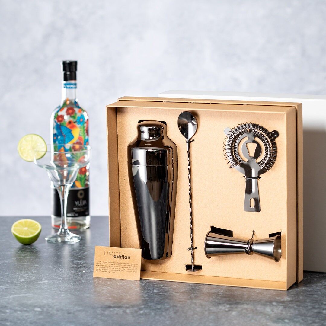 BLACK COCKTAIL SET- IN STAINLESS STEEL, WITH AN ELEGANT BLACK GLOSS FINISH. INCLUDING:-550 ML CAPACITY COCKTAIL SHAKER.-2 IN 1 MEASURING GLASS OF 25 AND 50 ML.-FILTER.-MIXER SPOON.