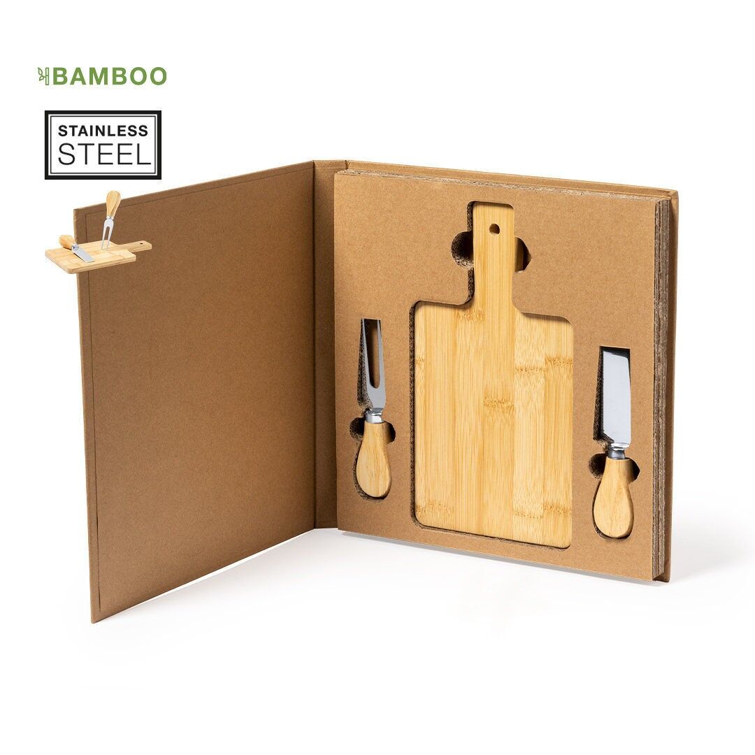 "SET COMPLETO DI FORMAGGI - INCLUDE TAGLIERE E PRESENTAZIONE CON MANICO E FORO PER APPENDERE, TAGLIERE E COLTELLO. PRESENTATO IN UNA CONFEZIONE SINGOLA DI CARTONE RICICLATO CON FINITURA KRAFT. 26 X 2.6 X 25 CM | 520 GR.