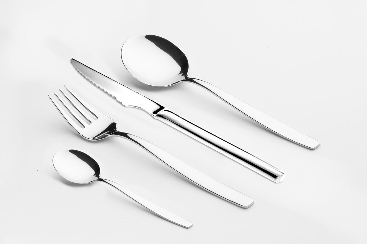 Set di 48 posate da bistecca New York da 2,5 mm in scatola di cartone. Composizione: 12 coltelli da barbecue.12 forchette da tavola, 12 cucchiai da tavola e 12 cucchiaini da tè