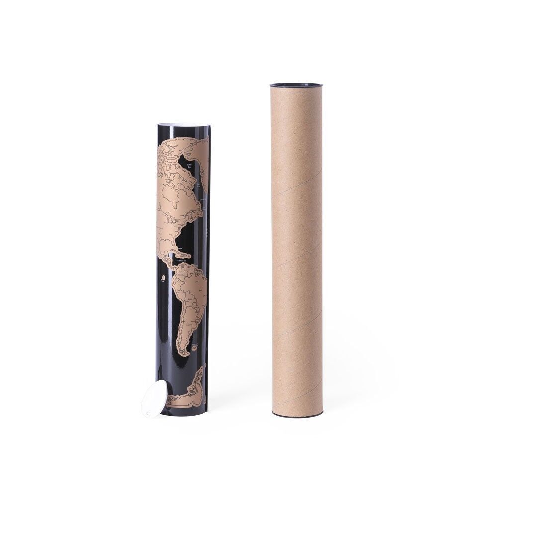 Mappa del mondo per gli amanti dei viaggi, realizzata in carta plastificata. Basta grattare la superficie del paese che hai scelto e verrà segnato. Incluso lo strumento per grattare, viene presentato in un'attraente custodia di cartone dal design ecologico.