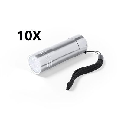 10 X LAMPE DE POCHE ARGENTÉE À 9 LED AVEC PUISSANCE D'ÉCLAIRAGE ÉLEVÉE. CORPS EN ALUMINIUM RÉSISTANT, PUSH-UP PROTÉGÉ AVEC REVÊTEMENT EN CAOUTCHOUC RÉSISTANT ET SANGLE DE TRANSPORT. ALIMENTATION PAR PILES : 3XAAA NON INCLUSES. 8.4 x cm | 2.4 Ø