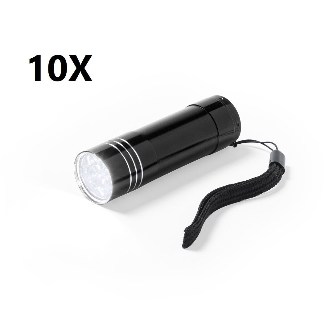 10 X LAMPE DE POCHE NOIRE À 9 LED AVEC PUISSANCE D'ÉCLAIRAGE ÉLEVÉE. CORPS EN ALUMINIUM RÉSISTANT, PUSH-UP PROTÉGÉ AVEC REVÊTEMENT EN CAOUTCHOUC RÉSISTANT ET SANGLE DE TRANSPORT. ALIMENTATION PAR PILES : 3XAAA NON INCLUSES. 8.4 x cm | 2.4 Ø