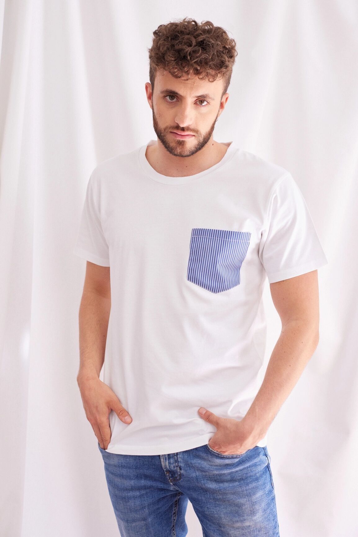 Gestreiftes T-Shirt mit Tasche
