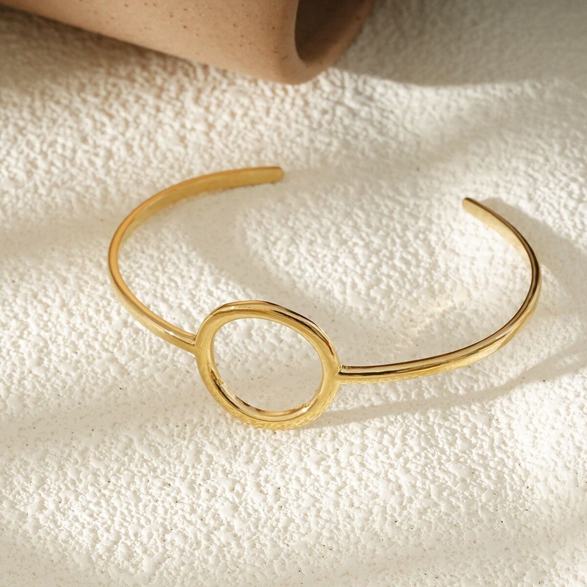Bracciale rigido aperto minimalista in oro con cerchio centrale