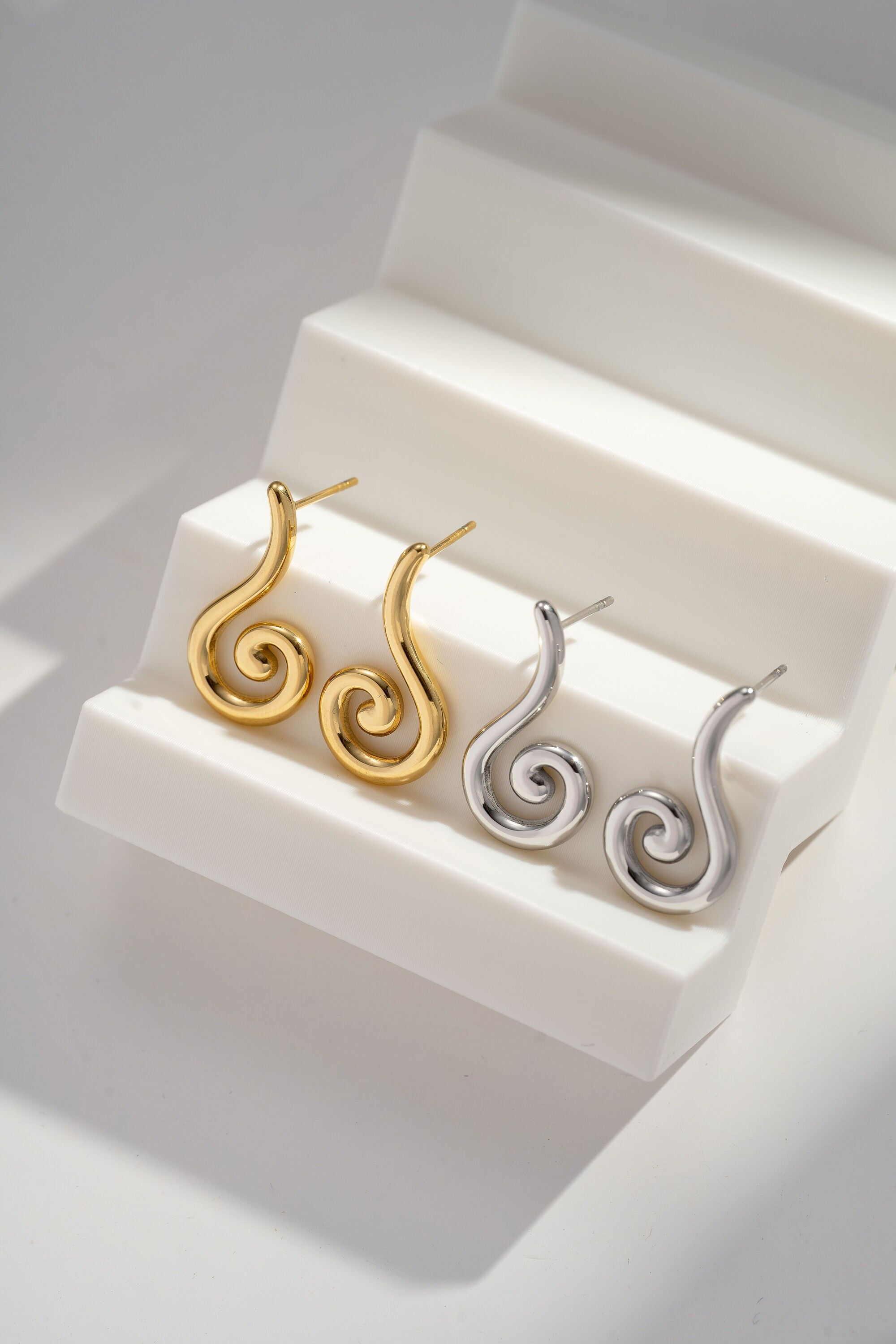 Geformte Spiralohrringe aus Edelstahl