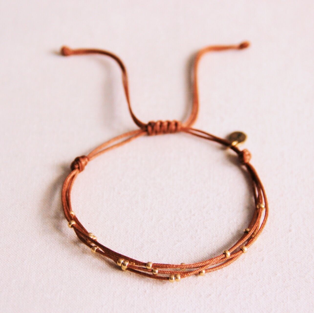 Bracciale quadruplo in raso con perline - cognac