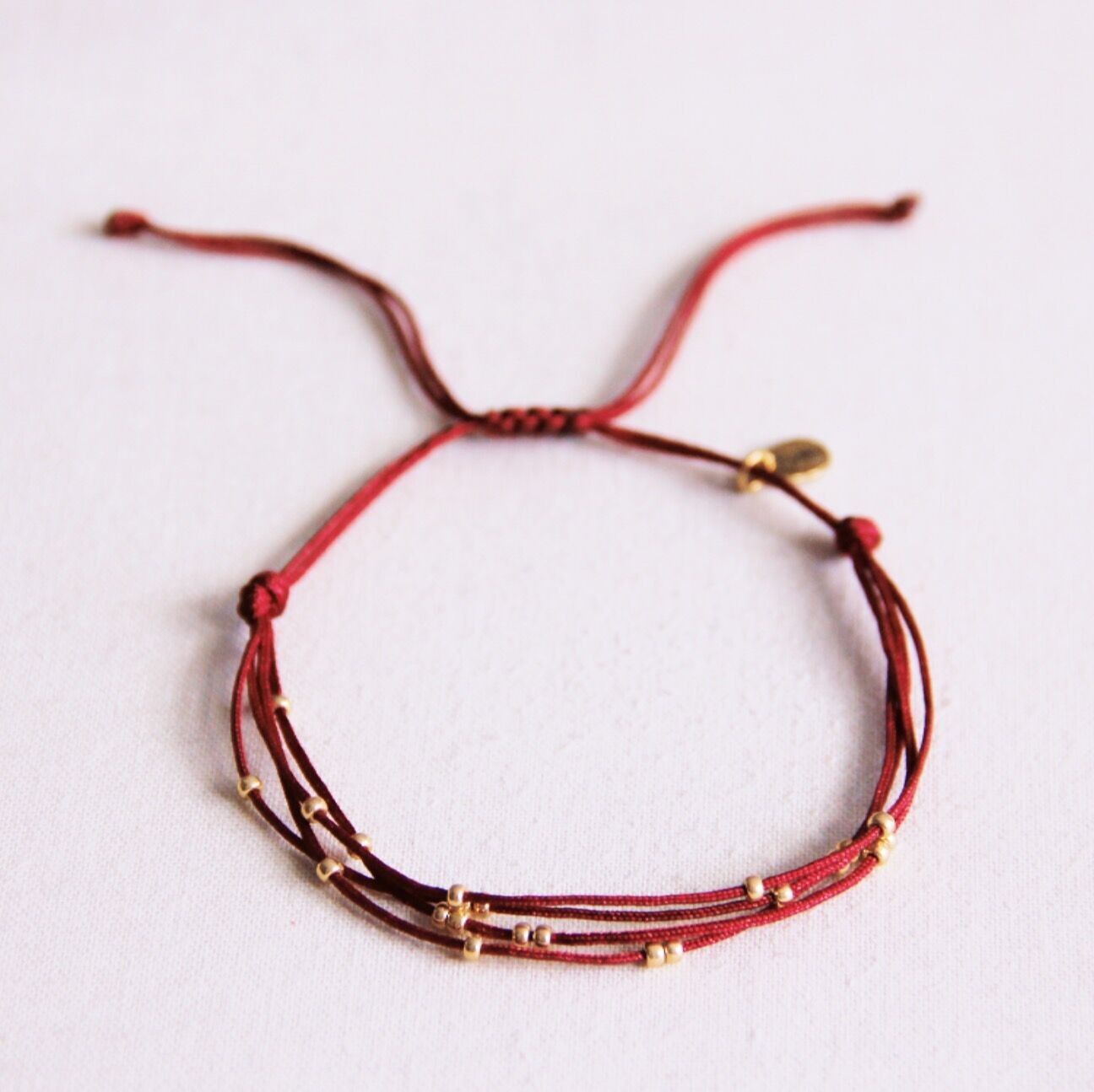Bracciale quadruplo in raso con perline - bordeaux