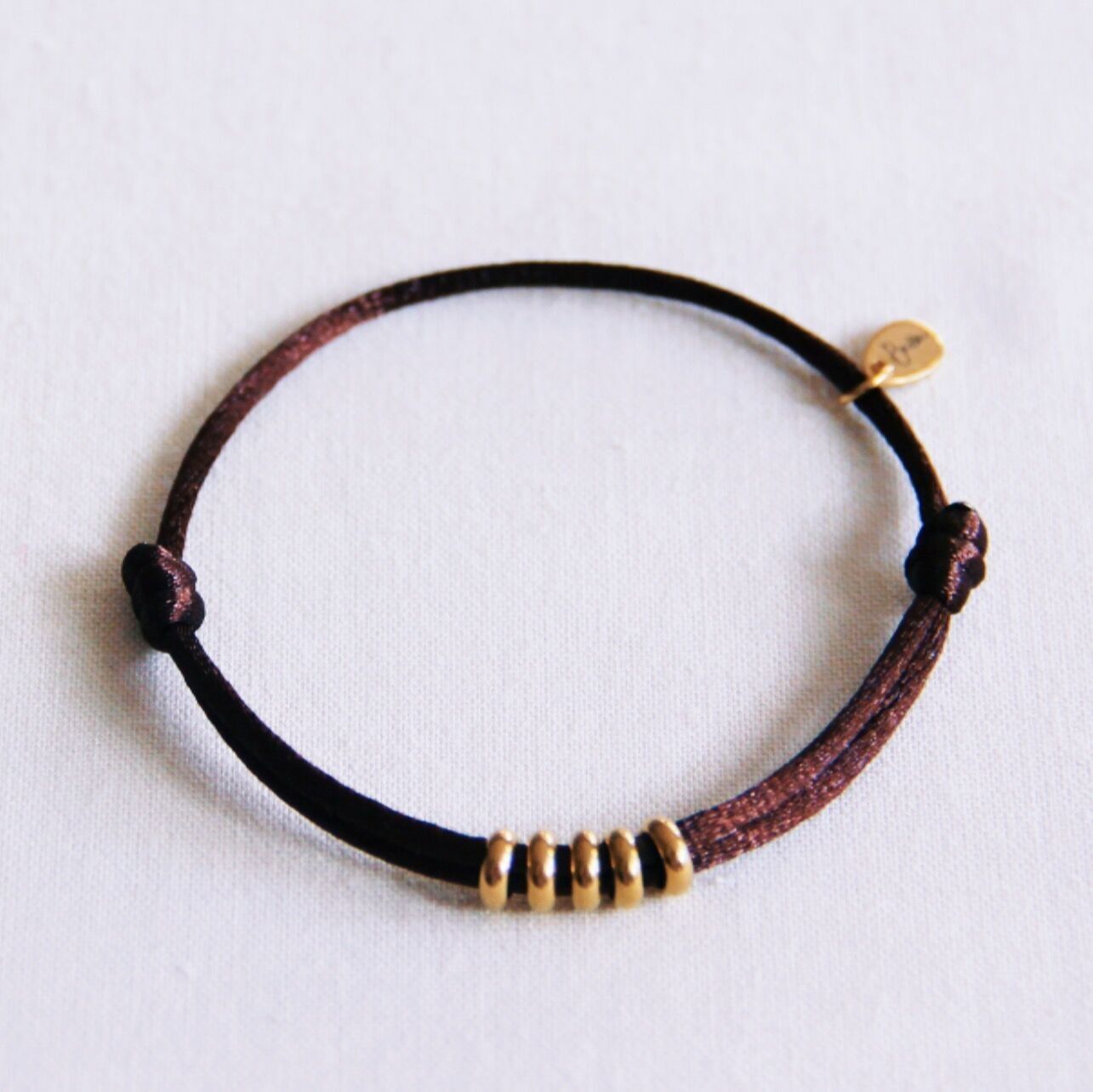 Bracciale in raso con anelli – marrone scuro/oro