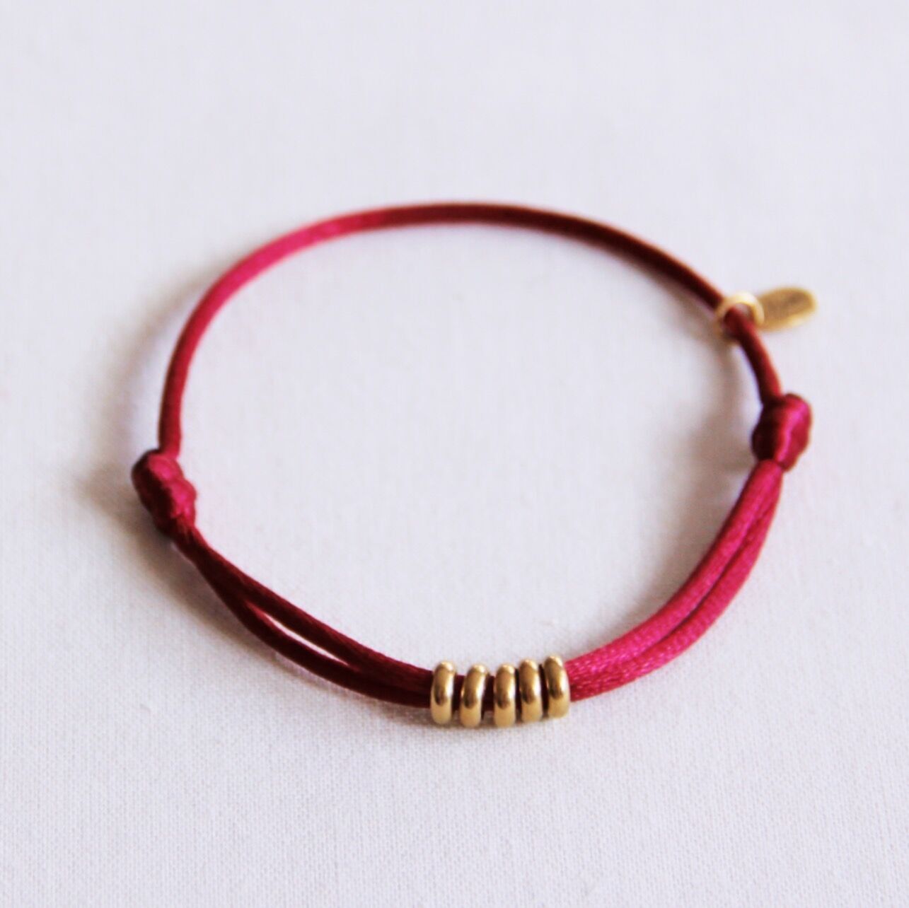 Bracciale in raso con anelli – bordeaux/oro