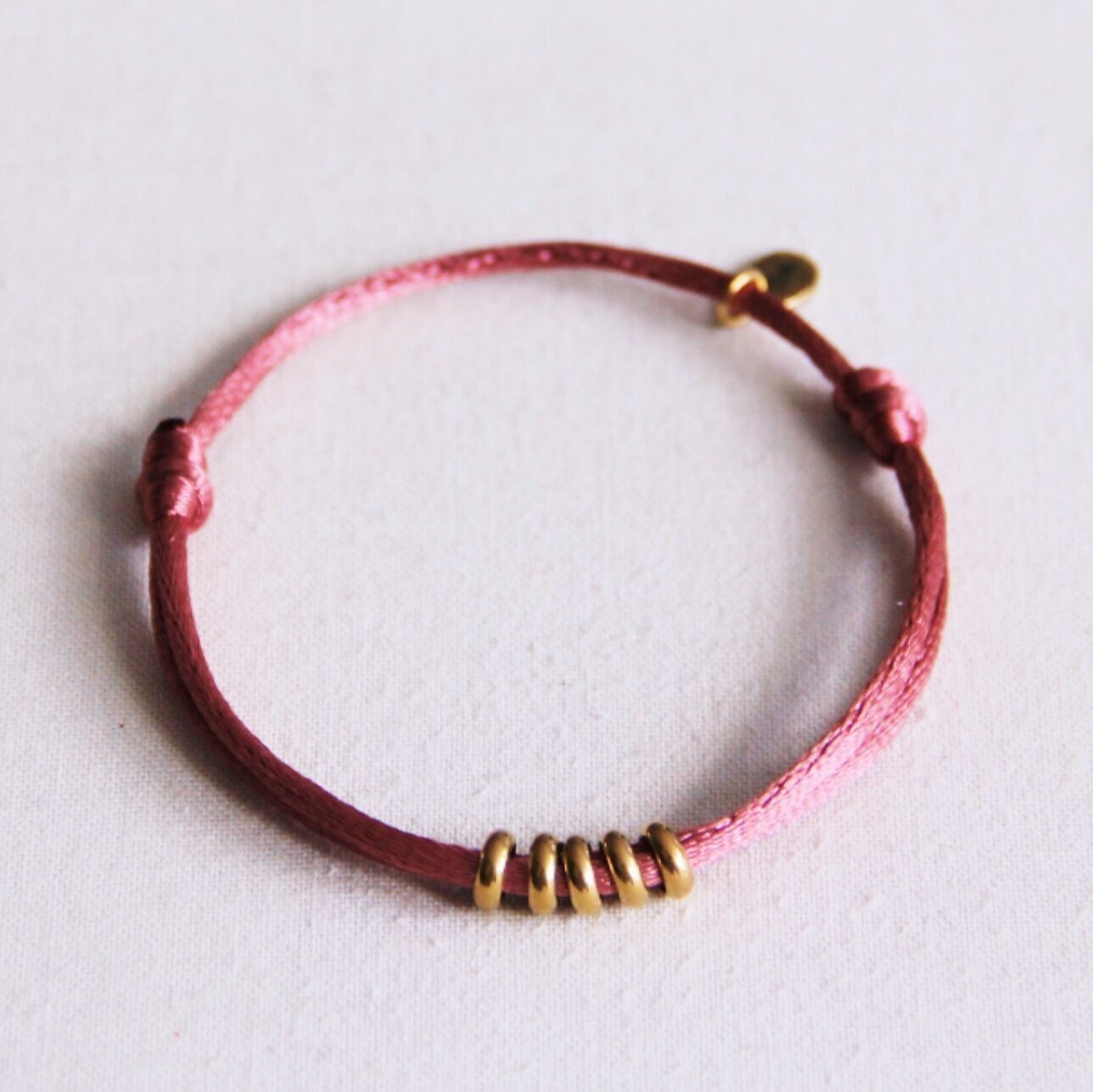 Bracciale in raso con anelli – rosa antico/oro
