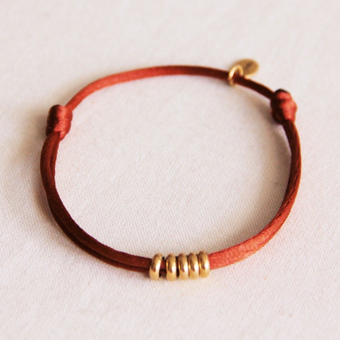 Bracciale in raso con anelli – cognac/oro