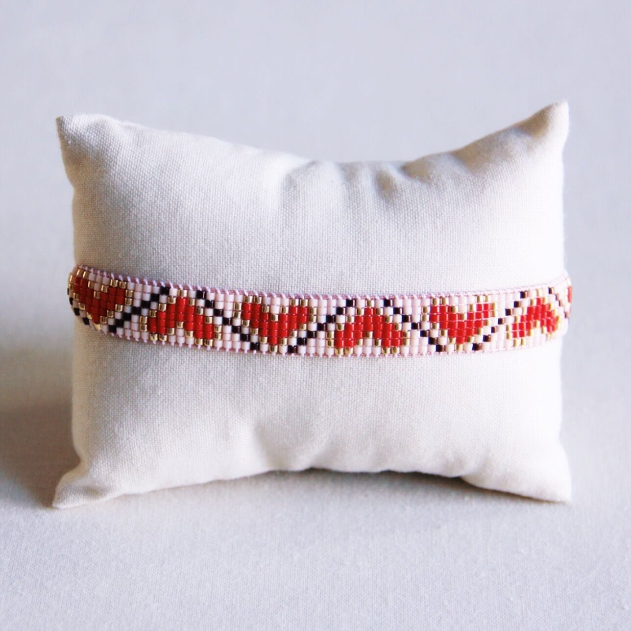 Bracciale intrecciato con motivo a cuore - rosso/marrone