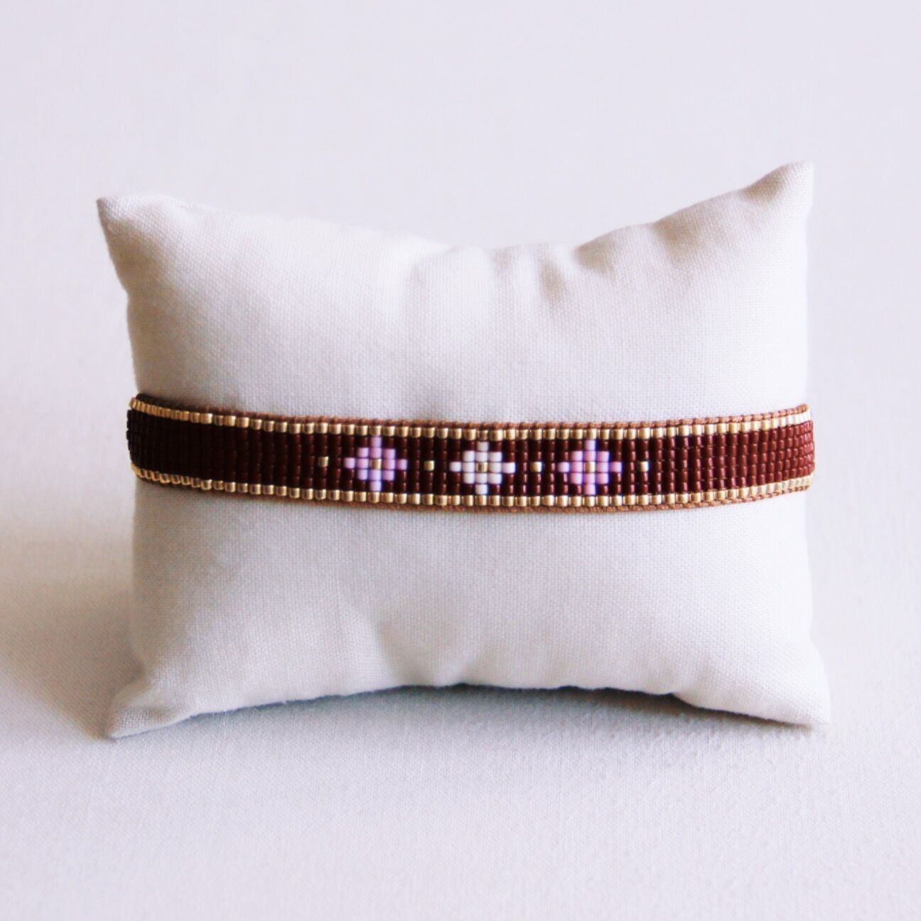 Bracciale intrecciato con motivo floreale - marrone scuro/viola