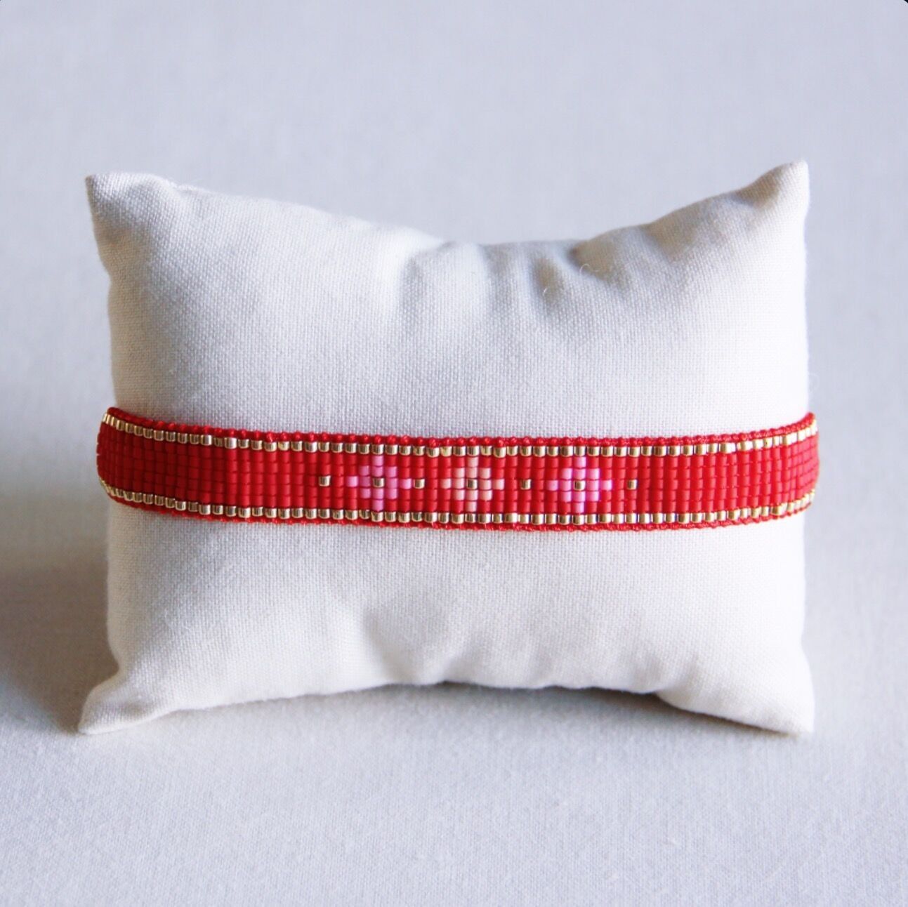 Bracciale intrecciato con motivo floreale - rosso/rosa