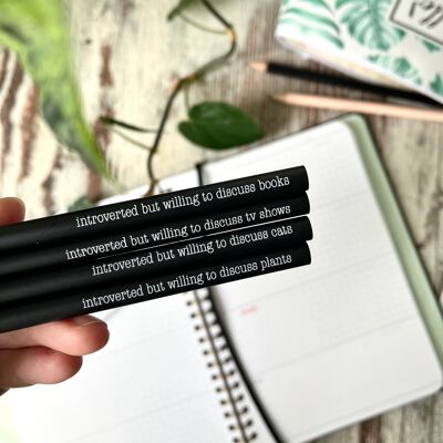 Lápiz: introvertido pero dispuesto a hablar sobre plantas, gatos, libros y programas de televisión.