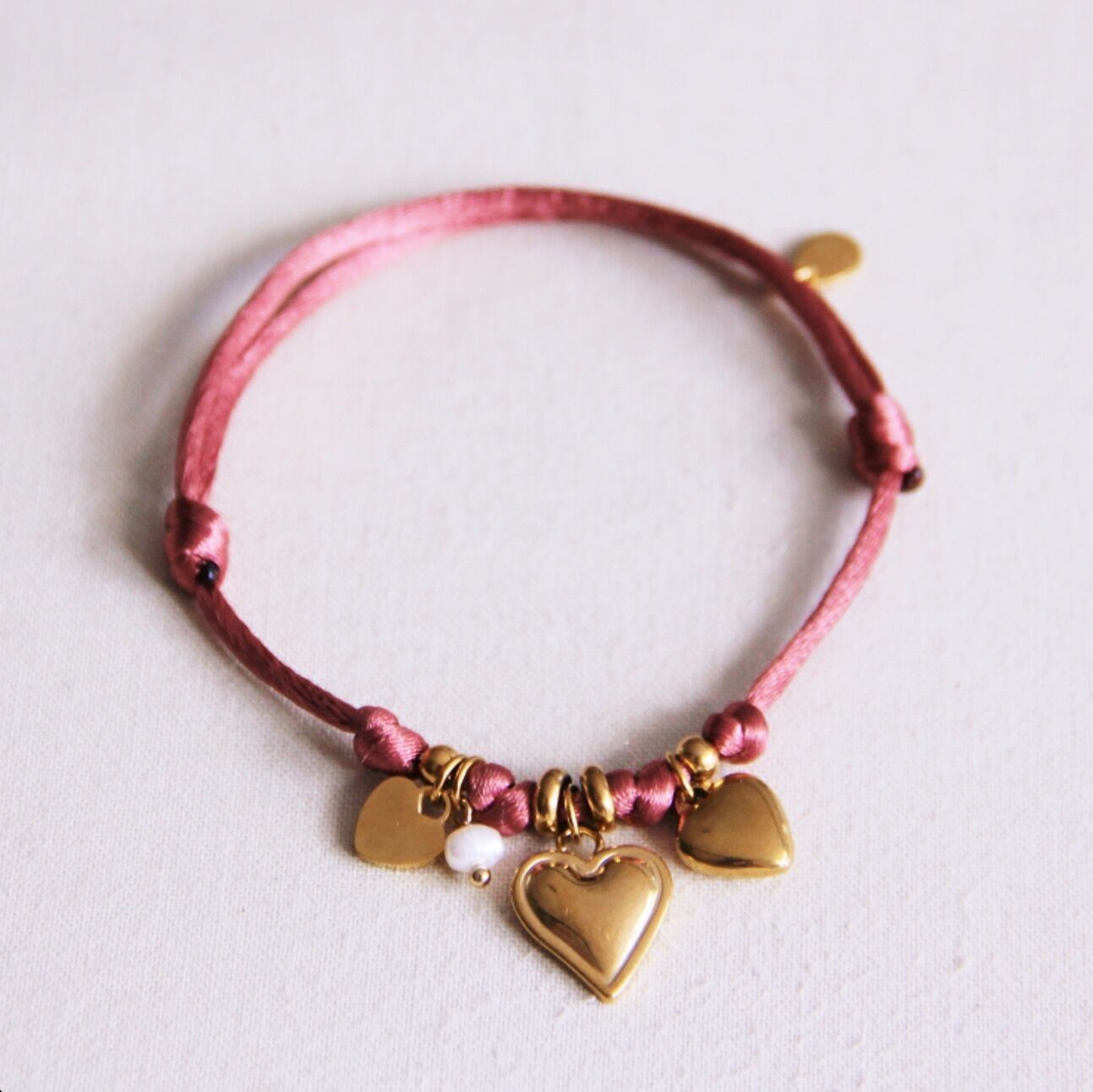 Bracciale con ciondolo in raso con cuori e piccola perla - rosa antico