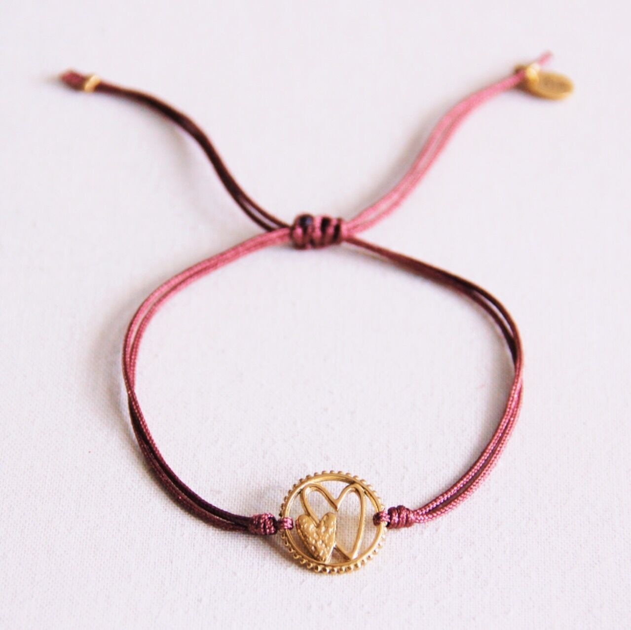 Bracciale in raso con ciondolo rotondo doppio cuore – rosa antico