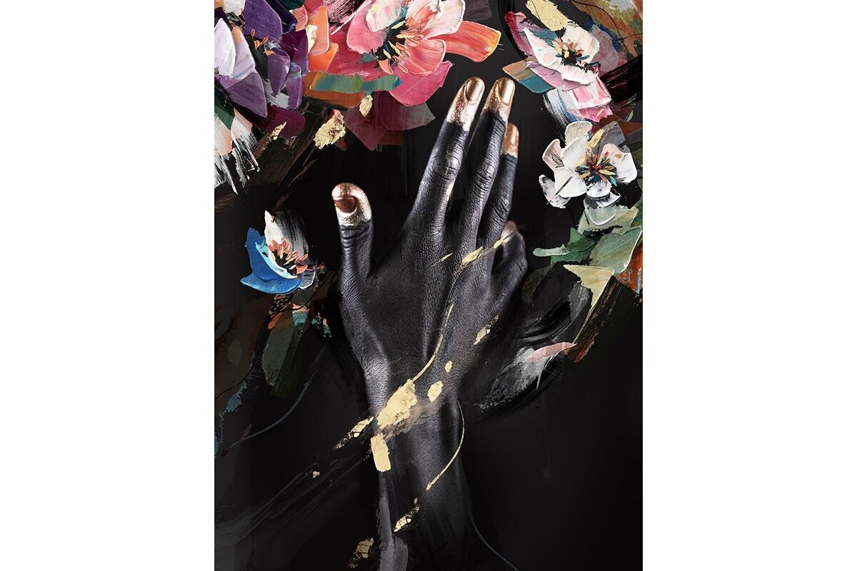 TA6044 - CUADRO FLORES Y MANO 60*80 CM - GALERÍA