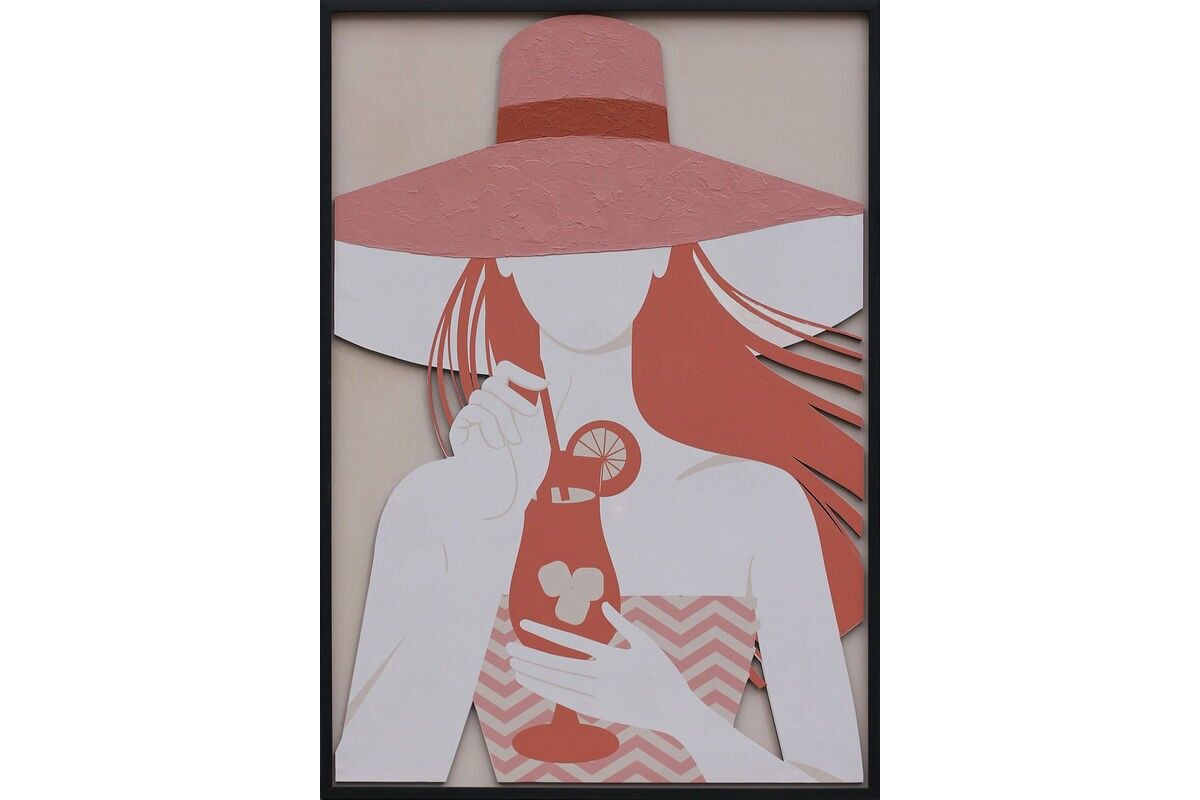 TA7030 - MUJER PINTANDO SU CARA CON SOMBRERO ROSA - GALERÍA