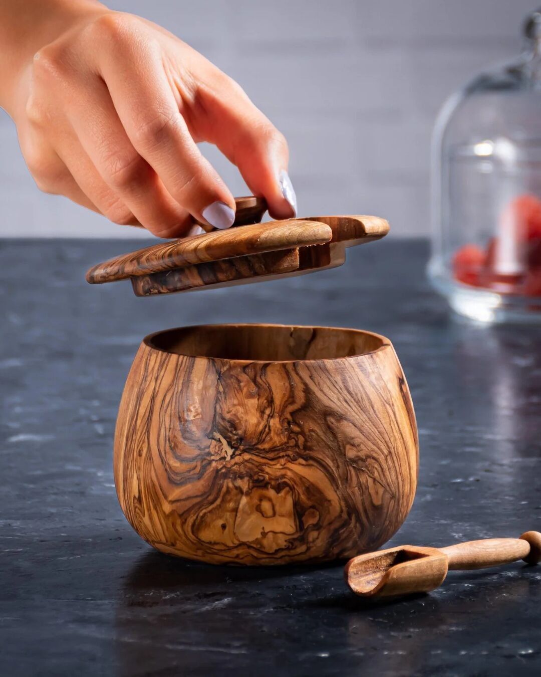 Scatola porta spezie in legno d'ulivo - Zuccheriera con cucchiaio dosatore 15 cm