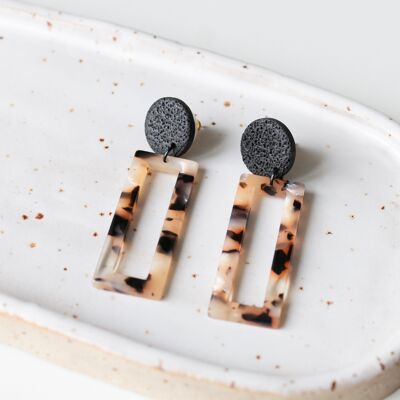 Orecchini a bottone con pendente rettangolare, madreperla beige nera