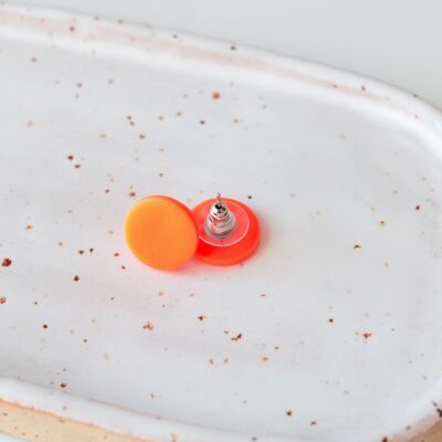 Pendientes redondos de 15 mm en color naranja neón, hechos a mano.