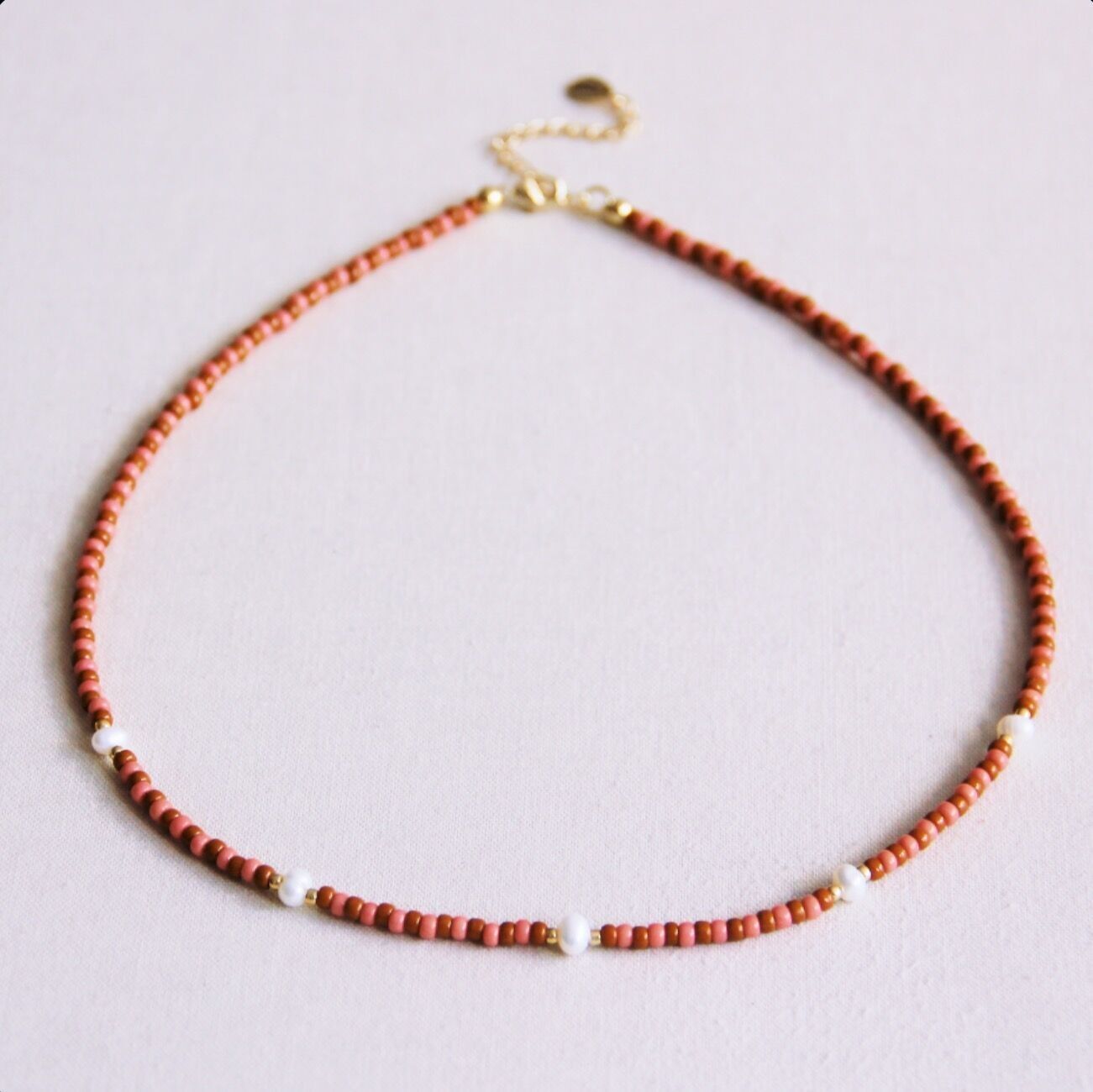 Collana di perle con perline - corallo/cognac