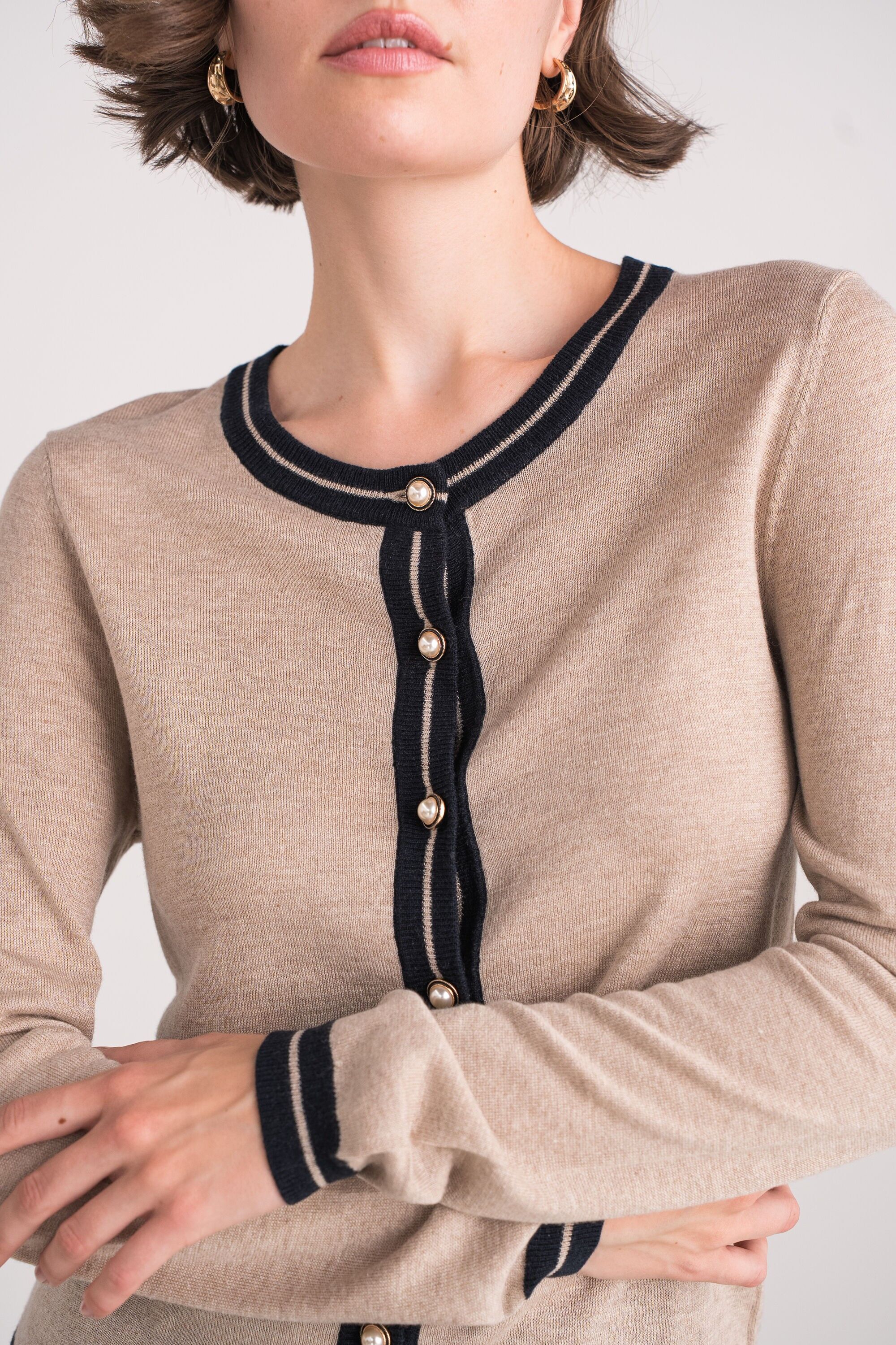 Cárdigan bicolor de seda y cachemira con botones de perla