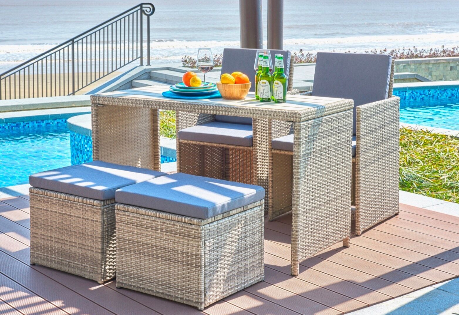 2 Chaiselongues, 2 Tabourets, 4 Coussins d'assise + 2 Coussins de Dossier, 1 Tisch