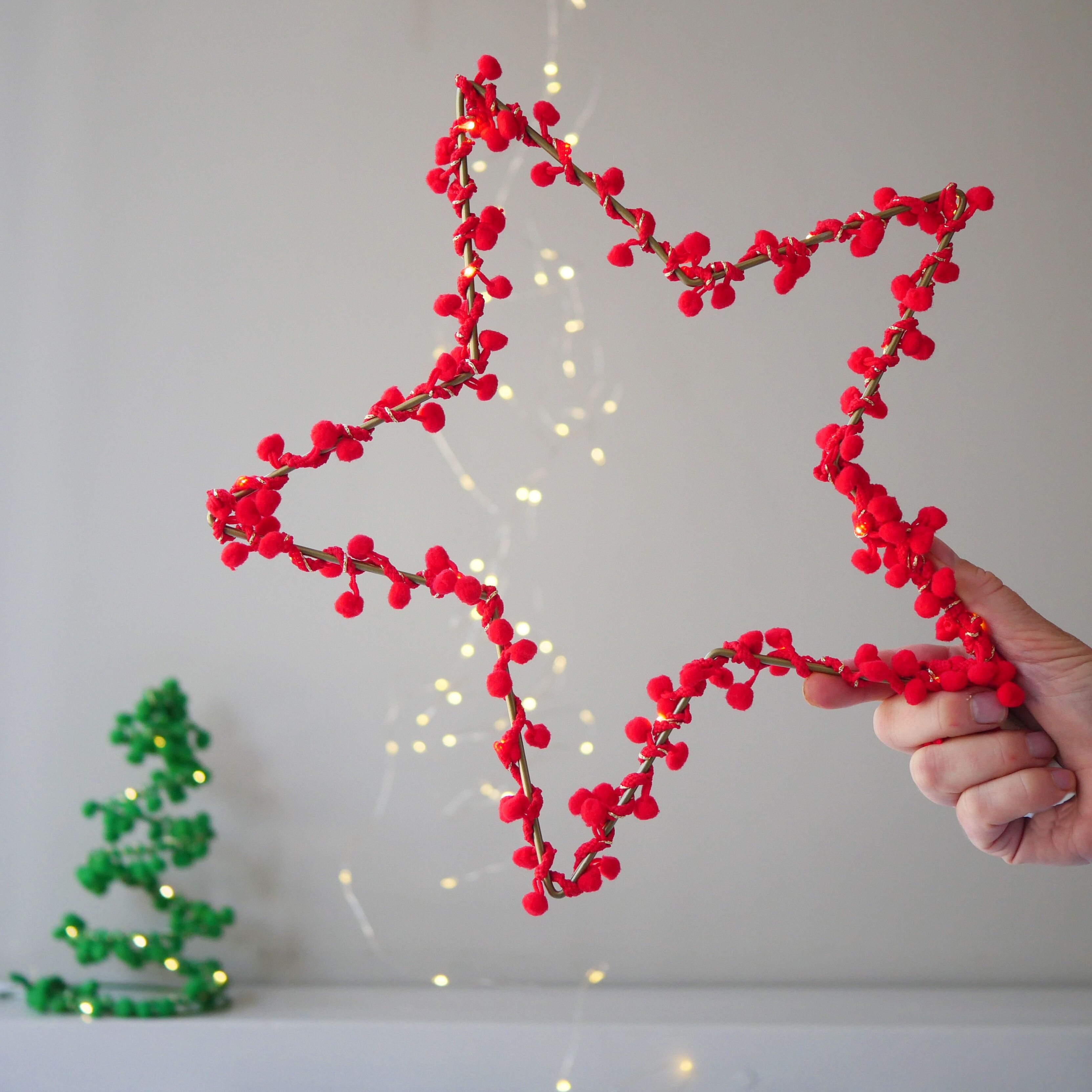 Pom Pom Star Light – Weihnachtsdekoration (30 cm x 30 cm)