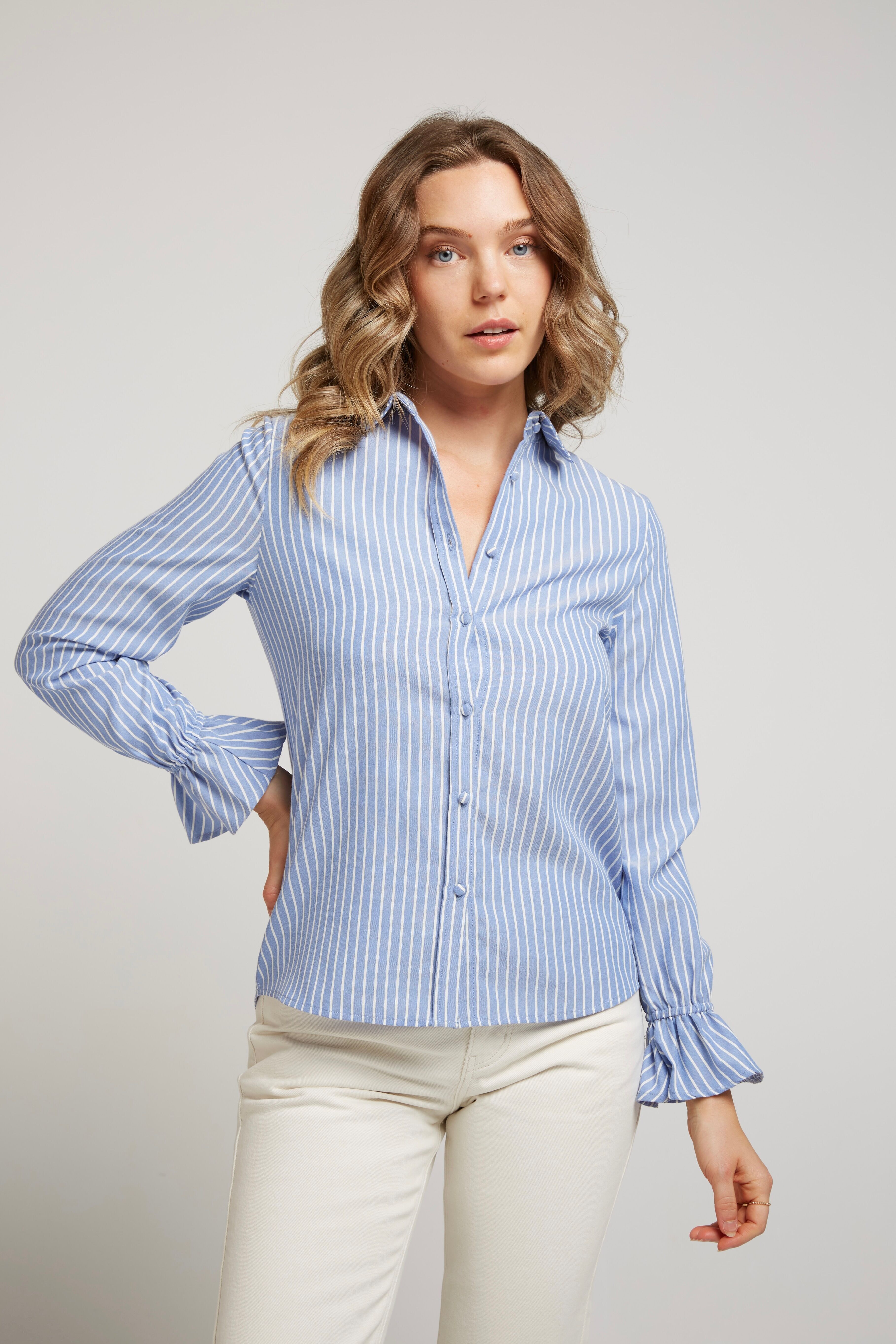 LAURENCE2 - Camisa de mujer LAURENCE2 con rayas azules/blancas, cuello clásico, mangas trompeta con puños con volantes. 100% cotton. Oficina elegante y casual.