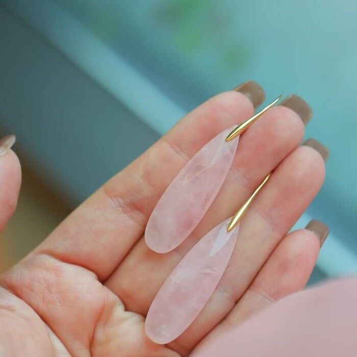 Orecchini minimalisti a forma di goccia d'acqua in cristallo di quarzo rosa