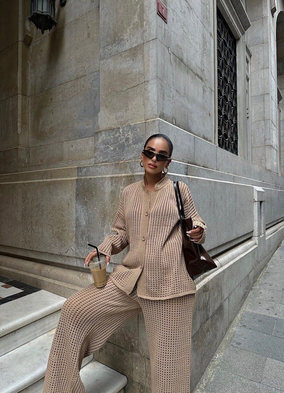 Completo gilet lavorato a maglia color cammello e pantaloni coordinati