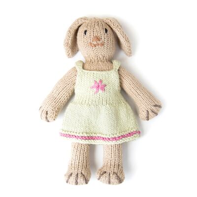 Poupée en tricot beige avec robe verte