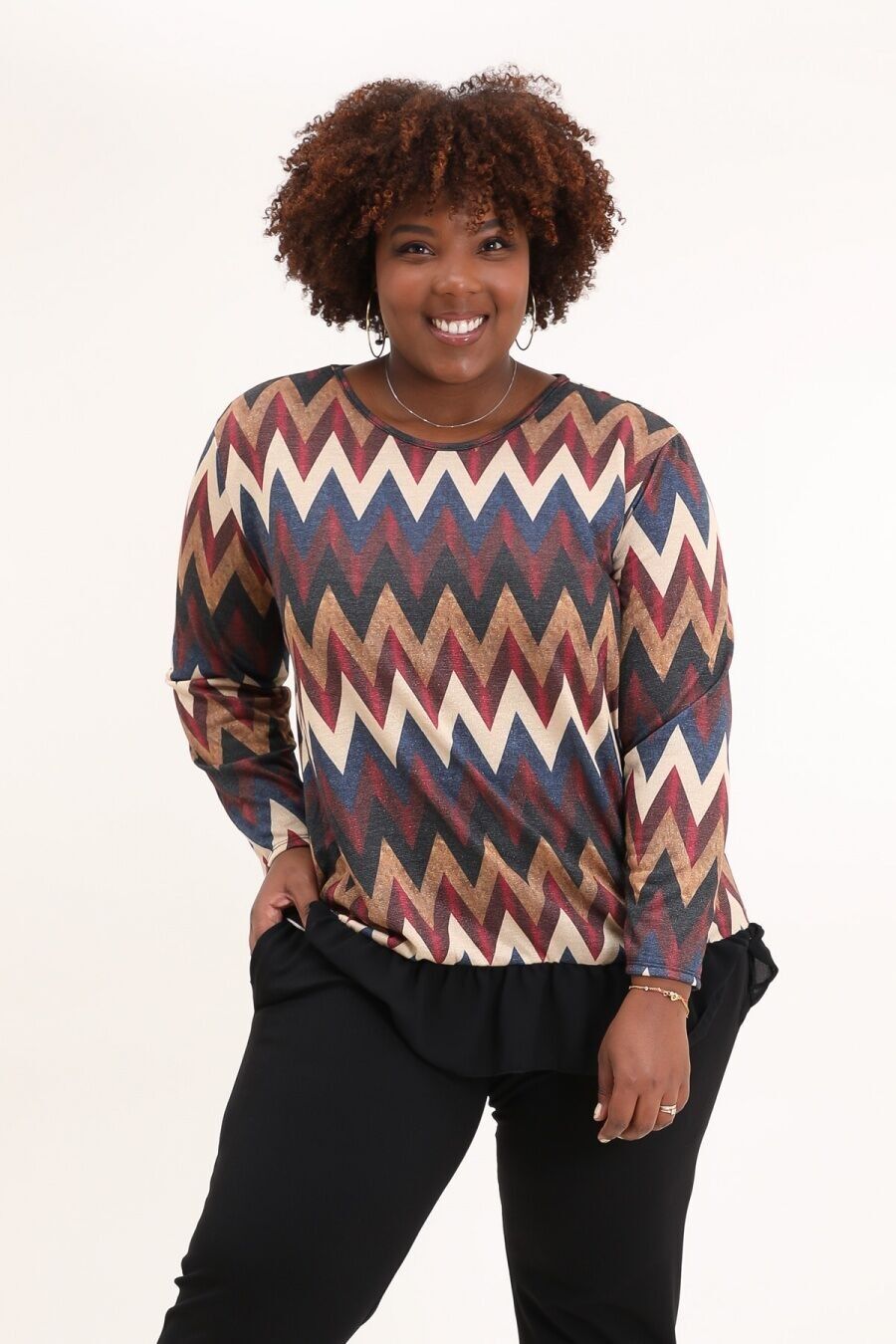 Bluse mit rotem Lurex-Print in Übergröße.