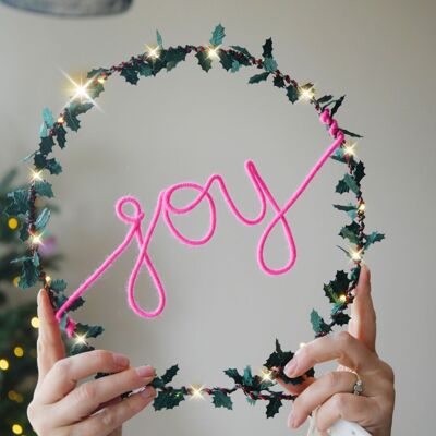 Ghirlanda luminosa con slogan agrifoglio - Decorazione natalizia (25 cm x 25 cm)