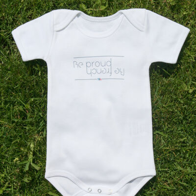 Pleonastischer weißer Bodysuit des Babys