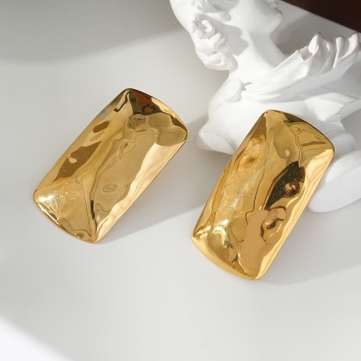 Goldfarbene Ohrclips mit rechteckiger Platte