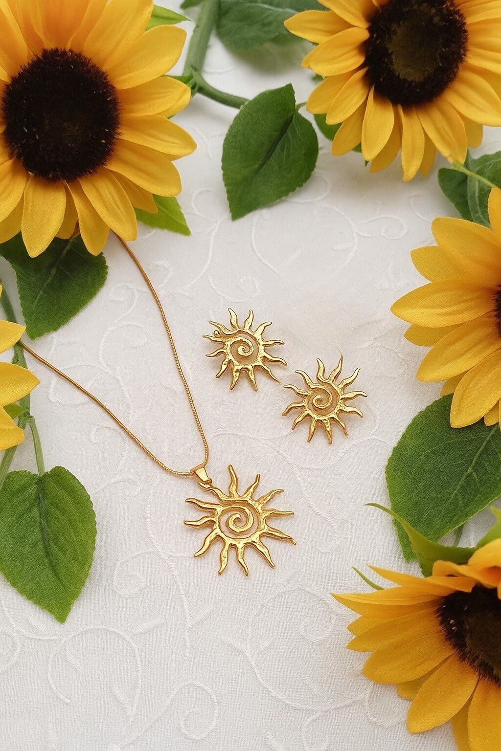 Set di collana e orecchini con ciondolo a forma di sole, in acciaio inox placcato oro 18k