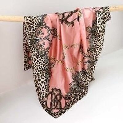 Satin-Bandana-Schal mit Leo-Kette in Rosa