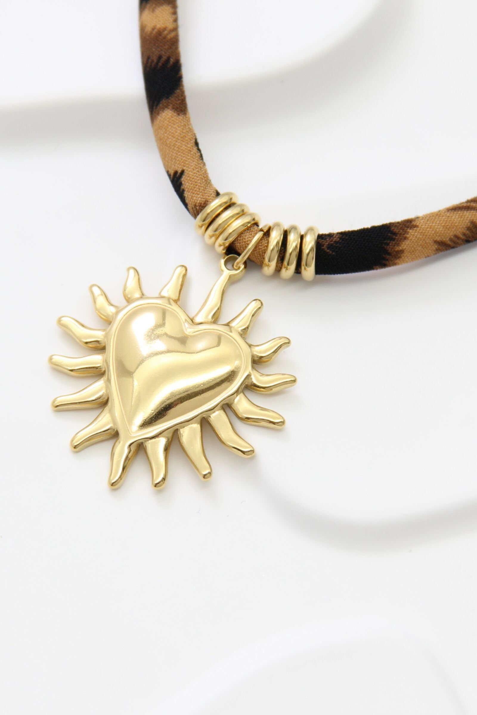 Collana girocollo leopardata con ciondolo a forma di cuore e sole in oro – Acciaio inossidabile
