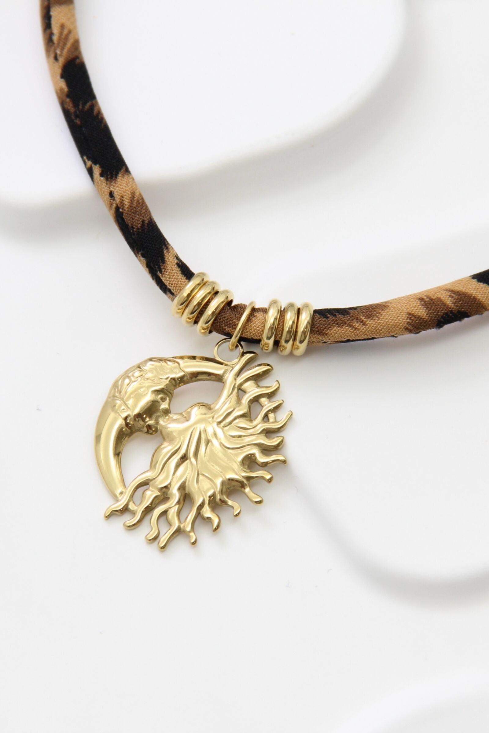 Collana girocollo leopardata con ciondolo sole e luna dorati – Acciaio inossidabile