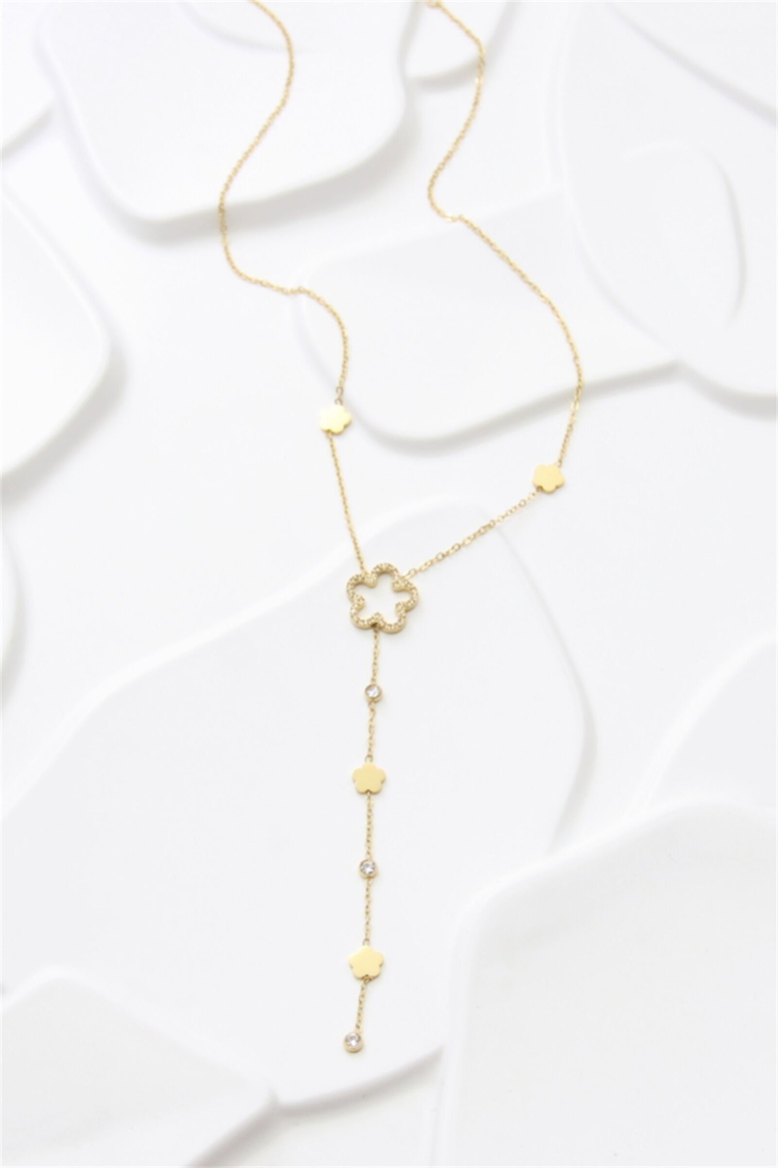 Collana a Y in oro con fiore traforato – Acciaio inossidabile e zirconi